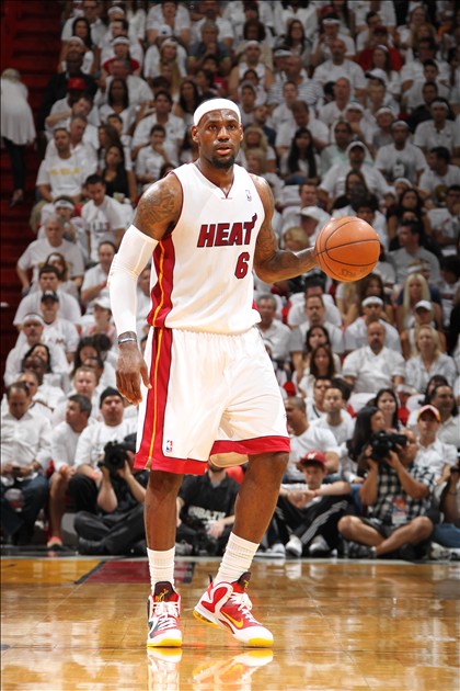 世界足球又一巨星宣布退役（又一位世界足坛巨星正式告别赛场）