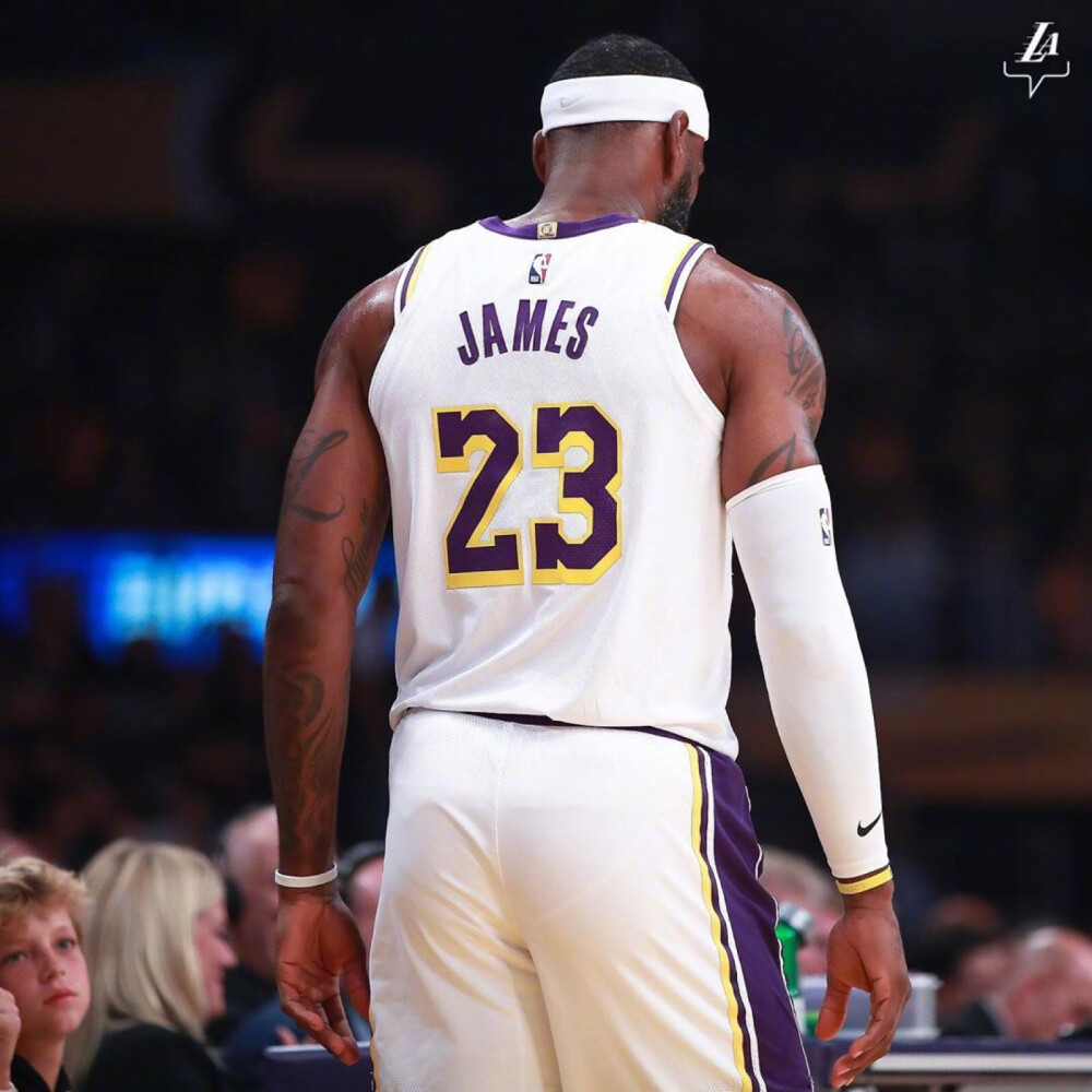 WTT总决赛：孙颖莎4-0横扫长崎美柚，晋级四强将战蒯曼（WTT总决赛：孙颖莎4-0完胜长崎美柚，挺进四强将对阵蒯曼）