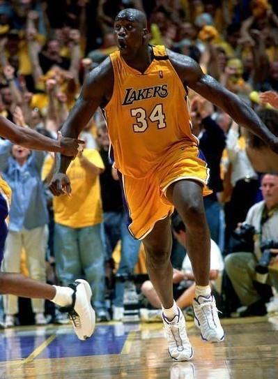 吕迪格的防守是站在那里干瞪嘛，比斯洛特先下课的估计是阿隆索（吕迪格防守宛如站桩发呆，先于斯洛特下课的恐怕是阿隆索）