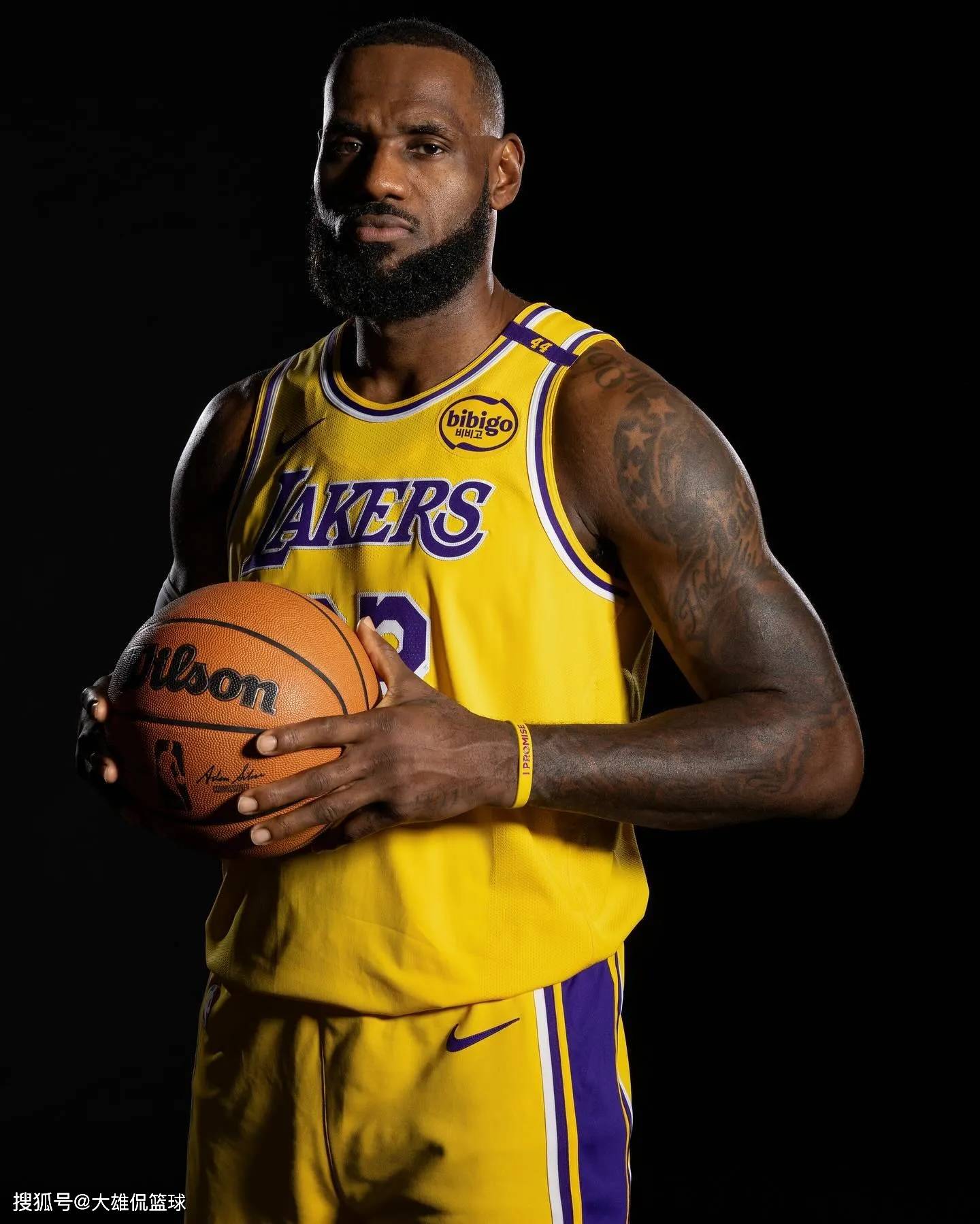 有何意味？萨拉赫社媒晒户外落叶景色图，并未配文（意味何在？萨拉赫社媒晒落叶户外景图，未附文字）