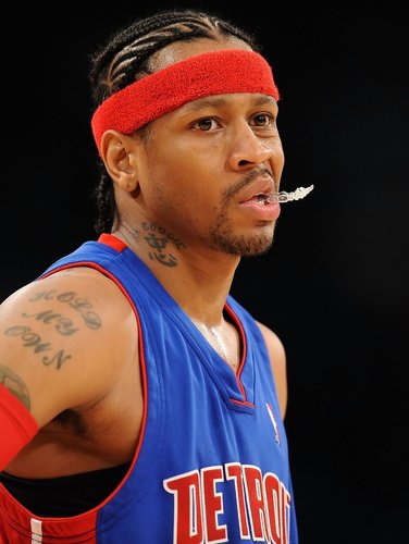 老鹰伤病名单：波尔津吉斯&特雷&杨等4人将缺席今日战骑士（老鹰今日战骑士：波尔津吉斯、特雷·杨等4人因伤缺阵）