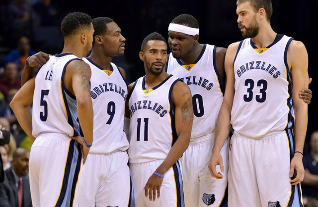 禁区对决完胜！灰熊首节内线得分24-4开拓者（灰熊首节内线统治：禁区得分24-4压制开拓者）