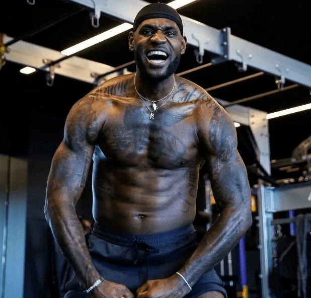 土媒：土超球员返回途中汽车突然起火，好在球员本人提前下车（土超球员返程途中座驾突发起火，所幸本人已先行下车）