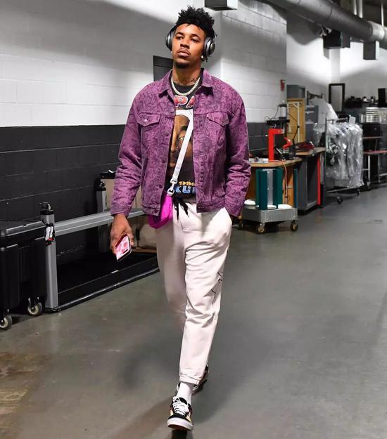 穆帅：当年我给了麦克托米奈生涯首秀，今天他给我他的球衣（穆帅：昔日我助麦克托米奈完成处子秀，今日他以球衣回馈我）