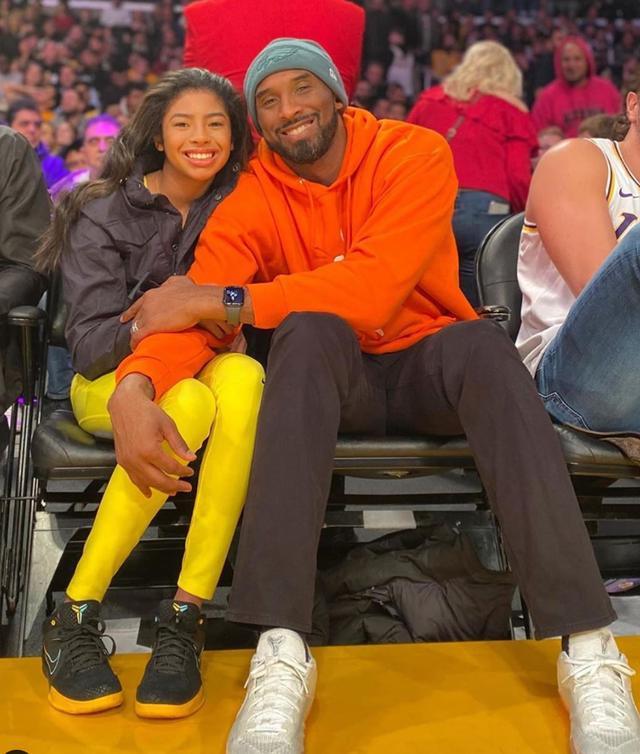 中外友人嗨玩匹克球（中外朋友畅享匹克球乐趣）